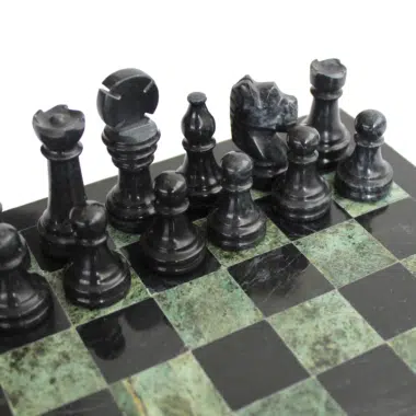 Jeu d’échecs en marbre noir et vert sur échiquier de 23 cm