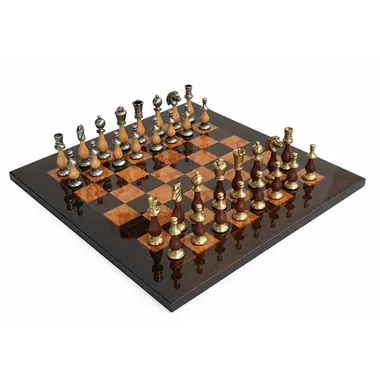 Juego de ajedrez completo en latón y madera sobre tablero de ajedrez brillante en arce y brezo 51cm