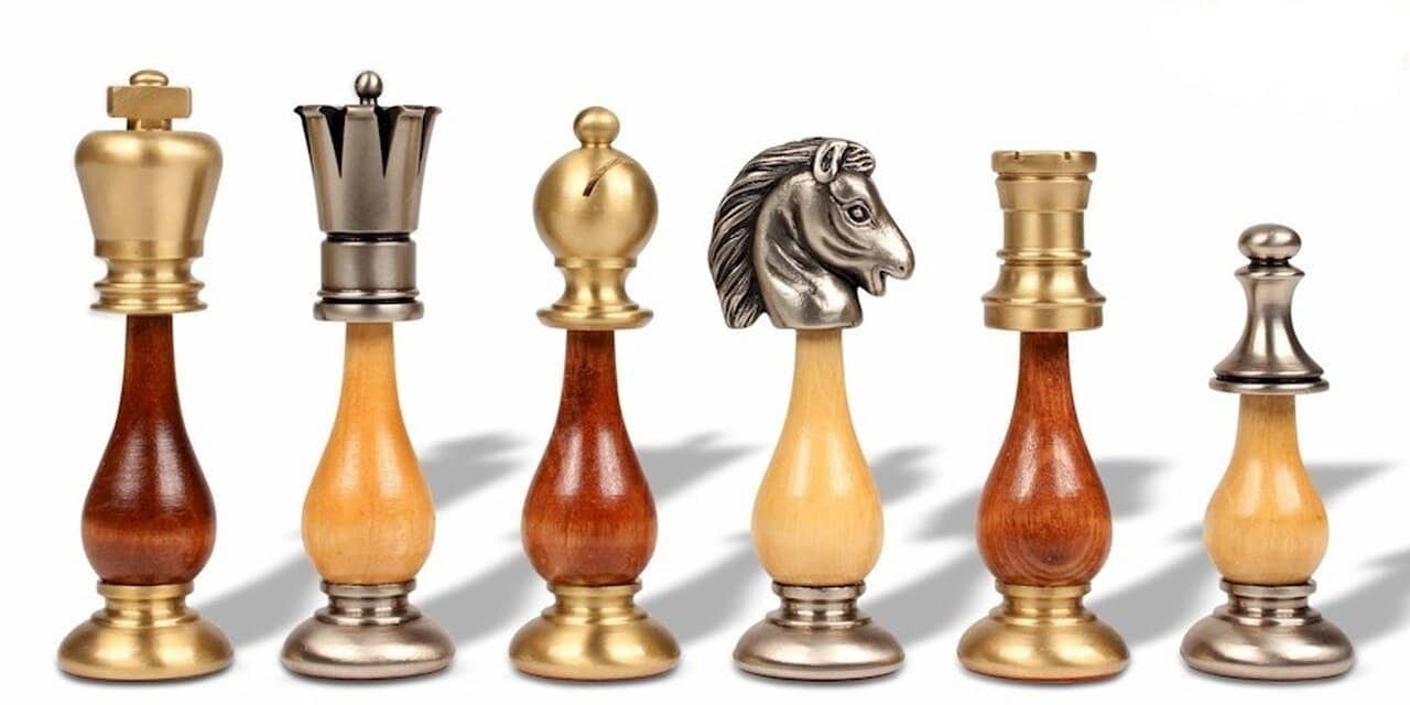 Alignement comparatif des pièces d'échecs de luxe en laiton et nickel