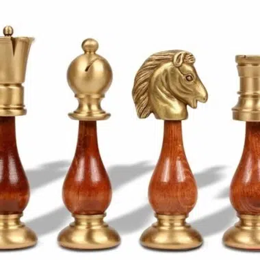 Pièces d'échecs dorées en laiton et bois ambré sculptées