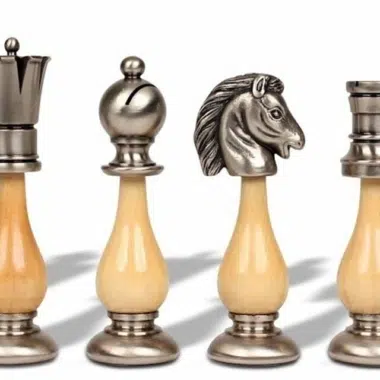 Pièces d'échecs argentées en nickel et bois clair avec Roi de 10 cm