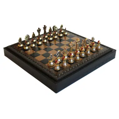 Vista general del tablero de ajedrez caja en símil cuero negro 28x28 cm con las piezas romanas en metal instaladas