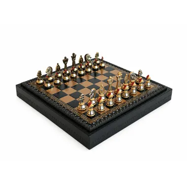 Vista general del tablero de ajedrez caja en símil cuero negro 28x28 cm con las piezas romanas en metal instaladas