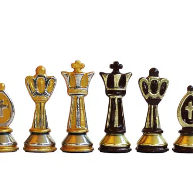 Ensemble des 32 pièces d'échecs en métal peintes à la main thématique Rome Antique avec tour Colisée
