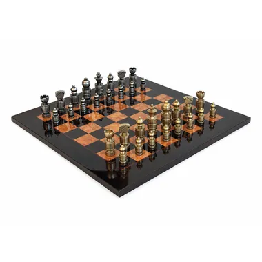 Vista de conjunto del juego de ajedrez moderno en latón macizo sobre tablero de ajedrez brillante arce y brezo 51cm