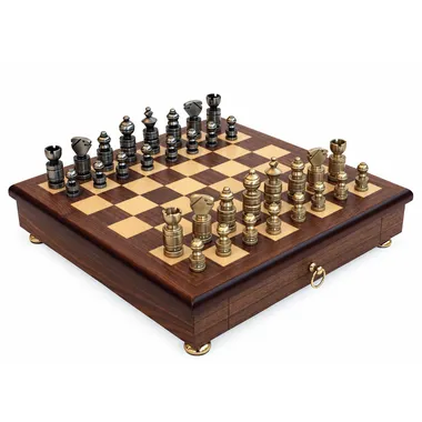 Vista de conjunto del juego de ajedrez moderno con piezas en latón macizo sobre tablero de ajedrez en caoba con cajón