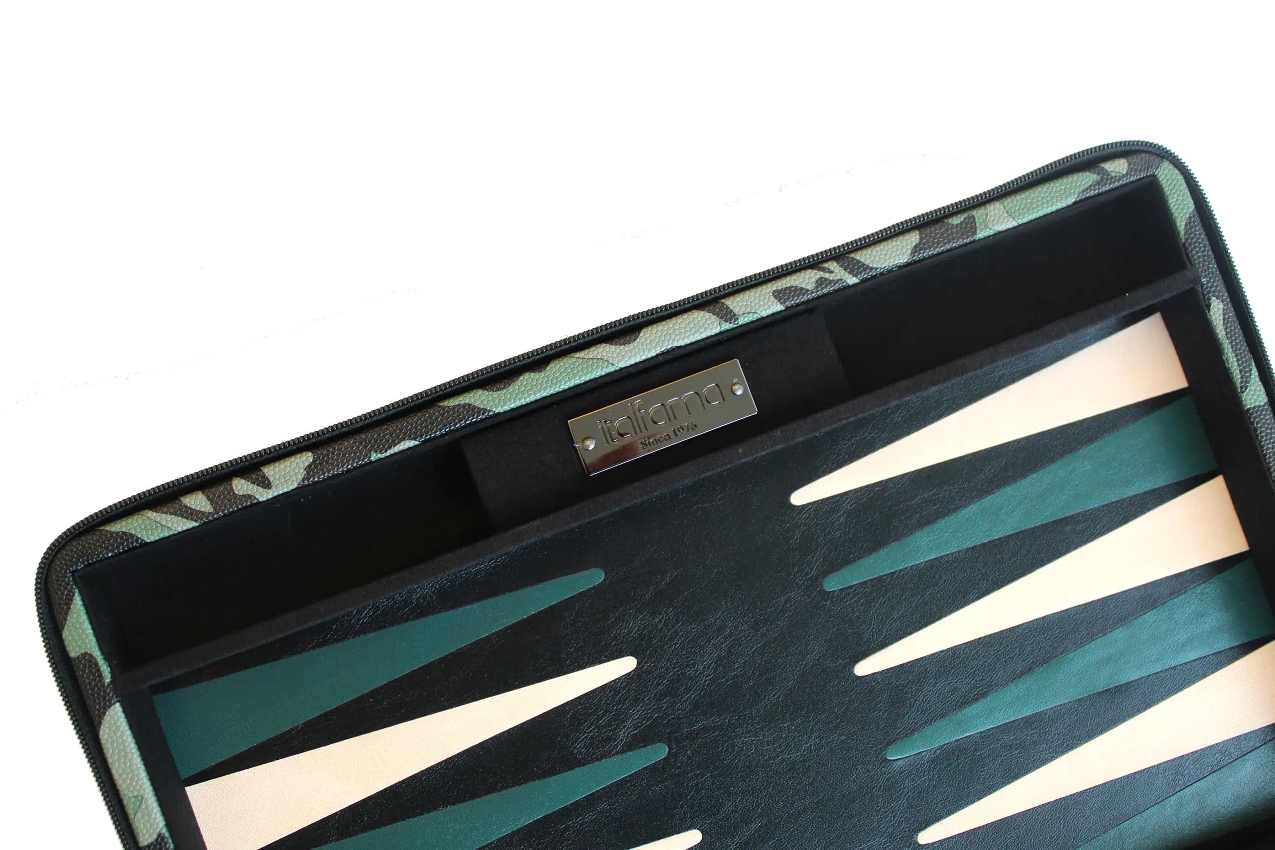 Détail du plateau de backgammon et plaque Italfama.