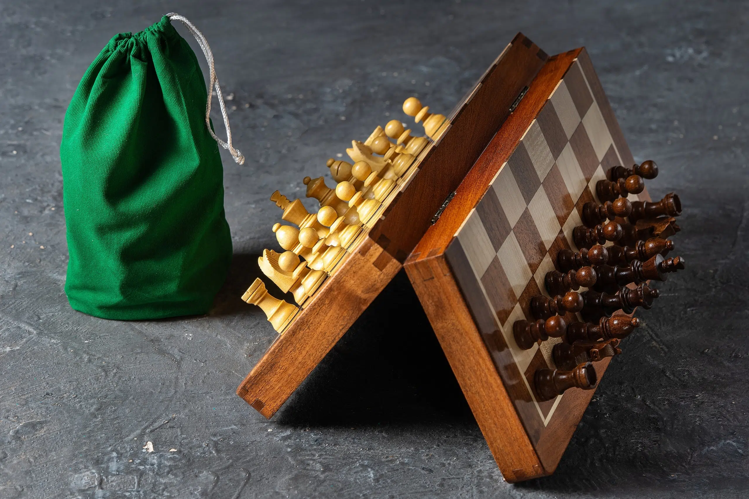 Jeu d'échecs sur un plateau incliné, accompagné d'une pochette de rangement - Le Palais Des Echecs