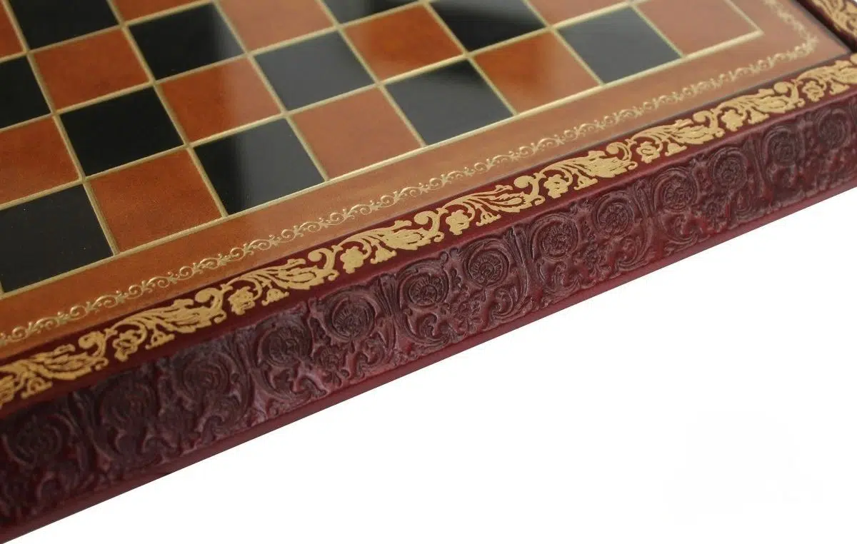 Gros plan sur les motifs arabesques en relief et la frise dorée du cadre en cuir véritable fait main en Italie
