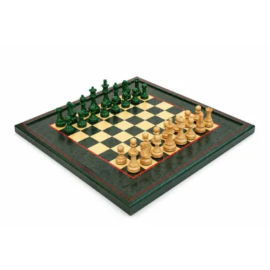Set completo del juego de ajedrez en boj lacado verde y marfil sobre tablero de ajedrez en brezo brillante