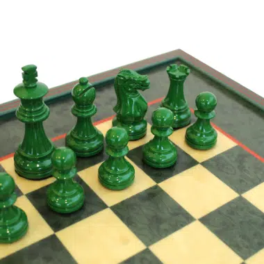 Primer plano del ejército de piezas de ajedrez verdes lacadas brillante con Rey de 7.6 cm