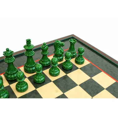 Primer plano del ejército de piezas de ajedrez verdes lacadas brillante con Rey de 7.6 cm