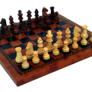 Pequeño Juego de Ajedrez de Salón: Piezas Staunton en Madera de Acacia Lastradas Rey 5 cm & Tablero de Ajedrez Símil Cuero Negro y Dorado 26 x 26 cm