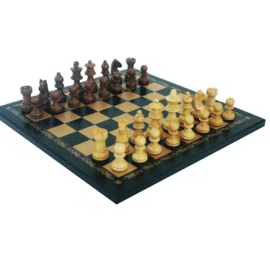 Juego de ajedrez de diseño en madera de acacia sobre tablero símil cuero negro y dorado