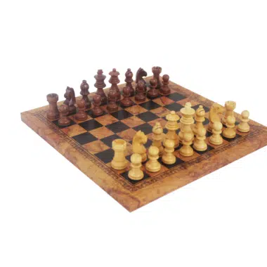Vista de conjunto del juego de ajedrez compacto con piezas en madera de acacia y tablero de ajedrez símil cuero mapa antiguo 26cm