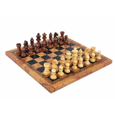 Vista de conjunto del juego de ajedrez compacto con piezas en madera de acacia y tablero de ajedrez símil cuero mapa antiguo 26cm