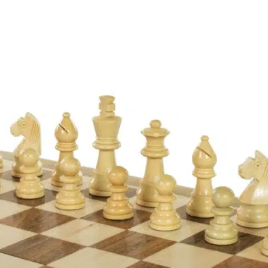 Rangée de pièces en bois blanc sur un plateau d'échecs magnétique, mettant en avant la finition - Le Palais Des Echecs