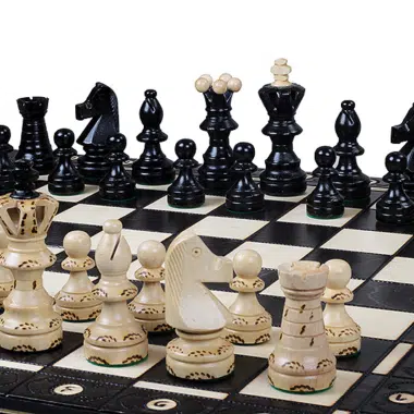 Juego de ajedrez sobre tablero de madera con piezas negras y blancas - Le Palais Des Echecs