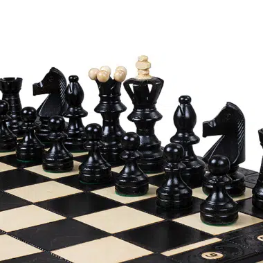 Juego de ajedrez con piezas negras en posición inicial sobre tablero elegante