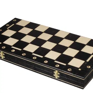 Caja de juego de ajedrez cerrada en madera negra con motivo elegante
