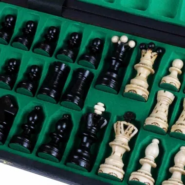 Caja de Ajedrez abierta presentando las piezas cuidadosamente ordenadas - Le Palais Des Echecs