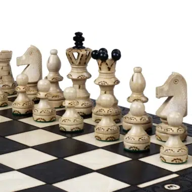 Juego de ajedrez con piezas claras sobre tablero de madera clásico - Le Palais Des Echecs