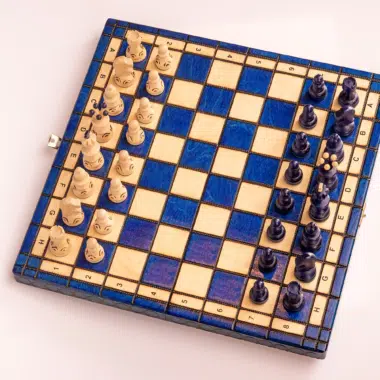 Détails des pièces d'échecs en bois crème sur fond blanc - Jeu d'Échecs Luxe Pearl Insert Bleu - Le Palais Des Echecs