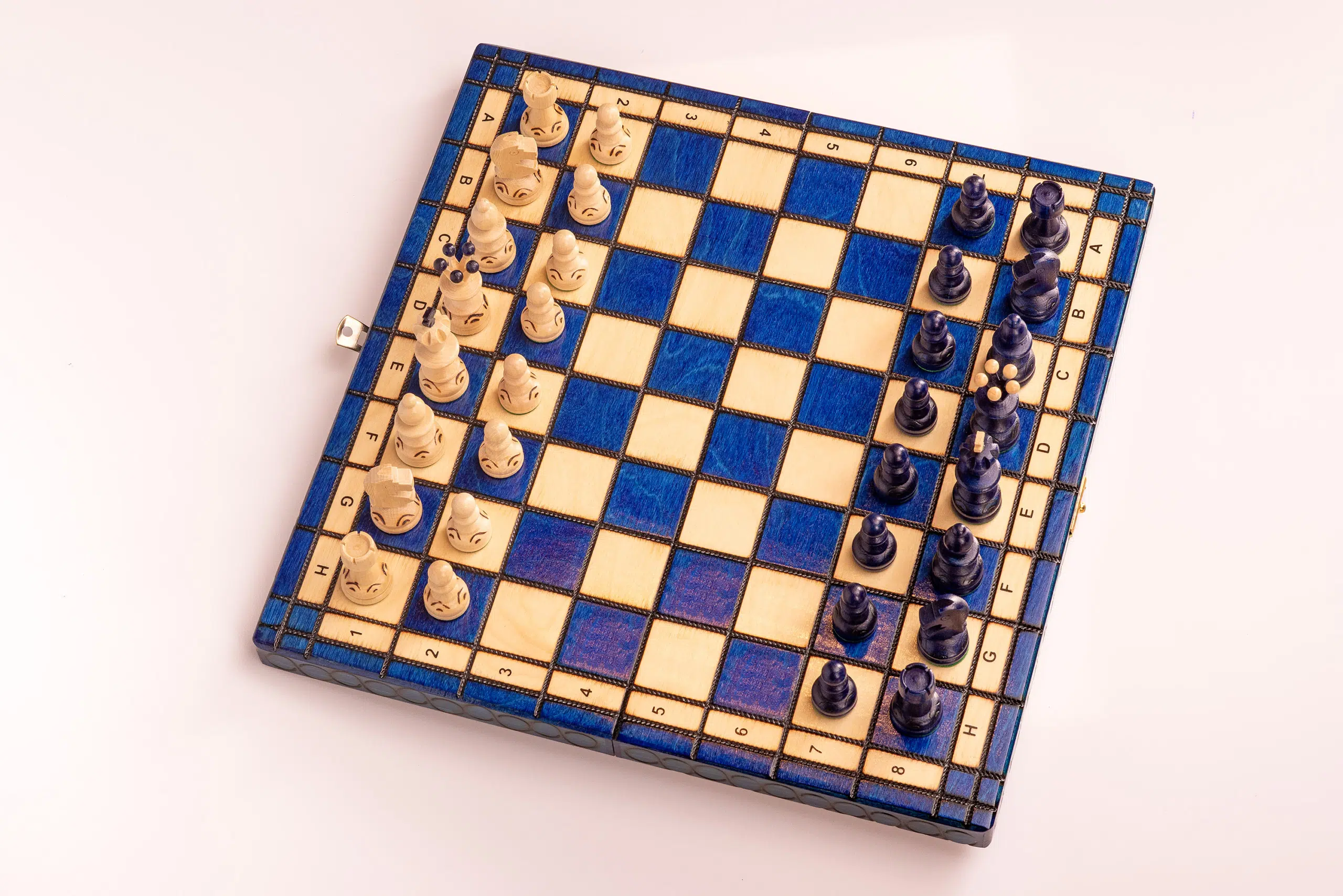 Détails des pièces d'échecs en bois crème sur fond blanc - Jeu d'Échecs Luxe Pearl Insert Bleu - Le Palais Des Echecs