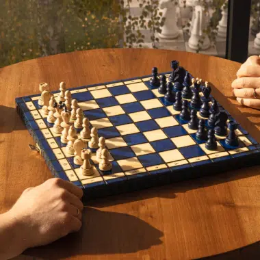 Pièces d'échecs en bois bleu et crème alignées - Jeu d'Échecs Luxe Pearl Insert Bleu - Le Palais Des Echecs