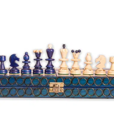 Vue du côté du plateau d'échecs avec des pièces en bois - Jeu d'Échecs Luxe Pearl Insert Bleu - Le Palais Des Echecs