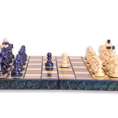 Détails des pièces en bois crème sur le plateau d'échecs - Jeu d'Échecs Luxe Pearl Insert Bleu - Le Palais Des Echecs