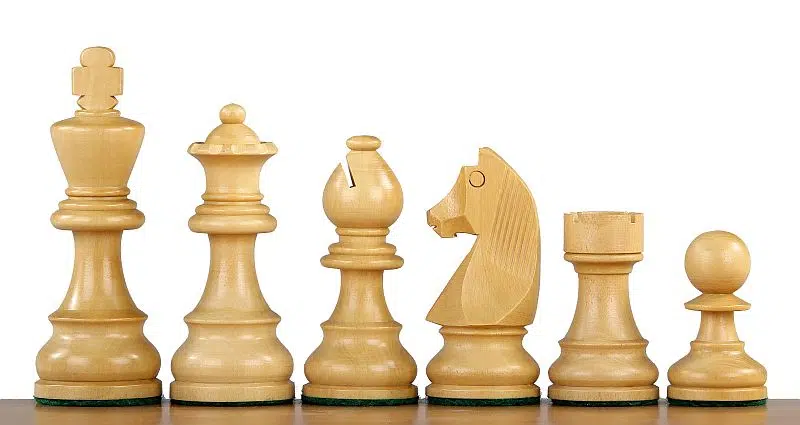 Détail des pièces d'échecs Staunton en buis, élégantes et raffinées