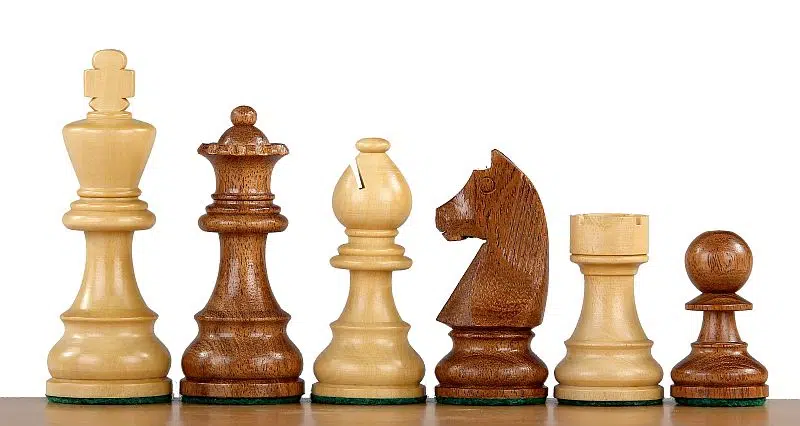 Pièces d'échecs Staunton en acacia sur fond blanc, qualité supérieure