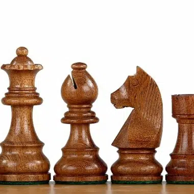 Échiquier avec pièces brun clair, design classique de Staunton