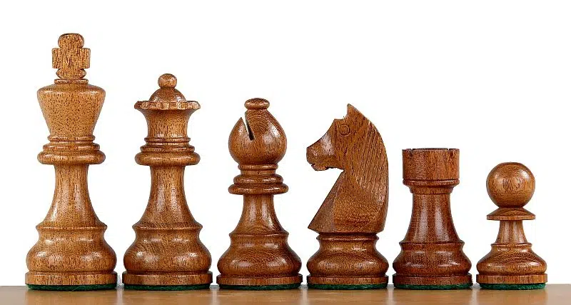 Échiquier avec pièces brun clair, design classique de Staunton