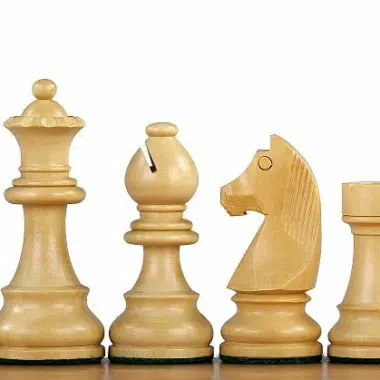Gamme complète de pièces d'échecs Staunton 4'' en bois clair présentées de profil
