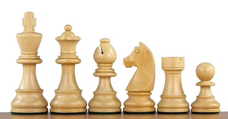 Gamme complète de pièces d'échecs Staunton 4'' en bois clair présentées de profil