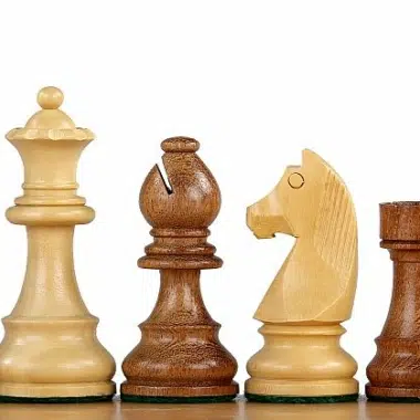 Mélange de pièces en acacia et buis pour échecs Staunton 4'' sur table en bois