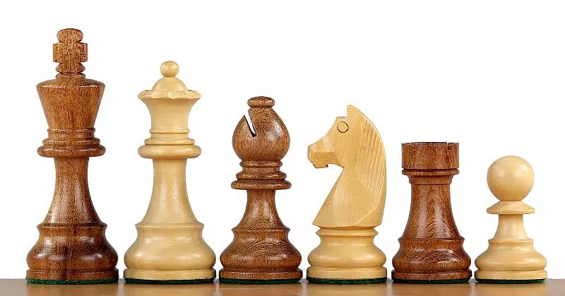 Mélange de pièces en acacia et buis pour échecs Staunton 4'' sur table en bois