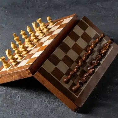 Jeu d'échecs magnétique en bois, plateau ouvert vu de côté, mettant en avant les pièces et l'assemblage - Le Palais Des Echecs