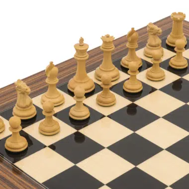 Vue des pièces blanches du Jeu d'Échecs Sovereign Palissandre Staunton alignées sur le plateau