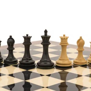 Détail des pièces reines et rois du Jeu d'Échecs Sovereign Palissandre Staunton, côté à côté