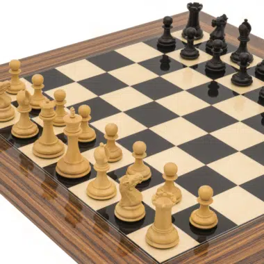 Détails des pièces blanches du Jeu d'Échecs Sovereign Palissandre Staunton bien positionnées sur le plateau